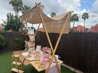 Mesa rústica para celebraciones con decoración