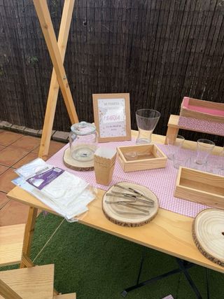 Mesa rústica para celebraciones con decoración