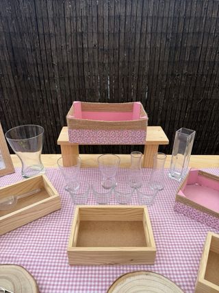 Mesa rústica para celebraciones con decoración