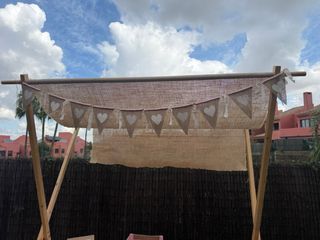 Mesa rústica para celebraciones con decoración