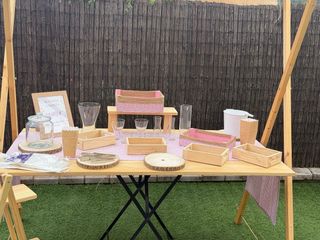 Mesa rústica para celebraciones con decoración