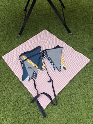 Mesa rústica para celebraciones con decoración