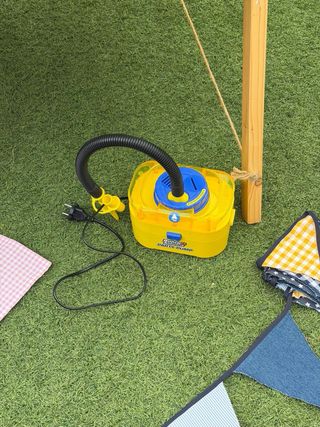 Mesa rústica para celebraciones con decoración