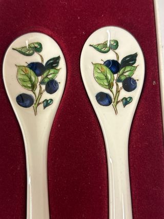 Set 2 cucchiaini porcellana con mirtilli