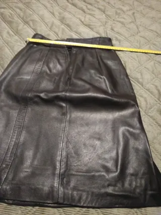 Falda de piel negra
