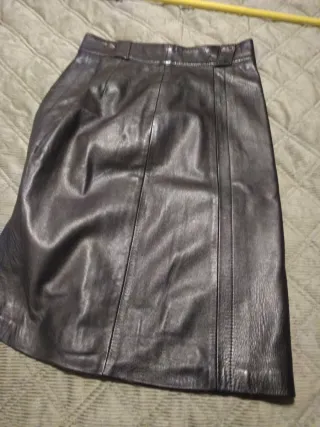 Falda de piel negra