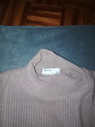 Jersey Bershka beige cuello alto