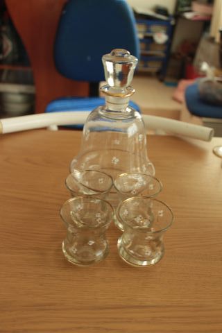 Jarra y 4 vasos chupito guinda cristal dorado