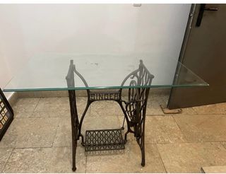 Mesa Singer antigua con base de hierro y cristal
