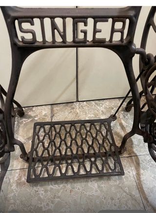 Mesa Singer antigua con base de hierro y cristal