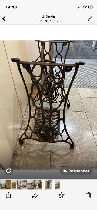 Mesa Singer antigua con base de hierro y cristal