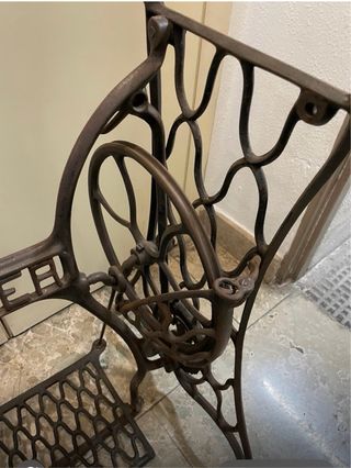 Mesa Singer antigua con base de hierro y cristal