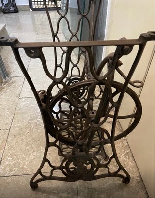 Mesa Singer antigua con base de hierro y cristal