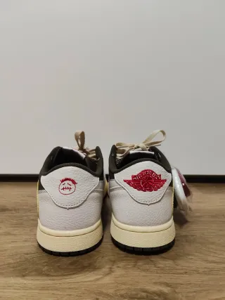 Zapatillas Jordan Marrones y Blancas