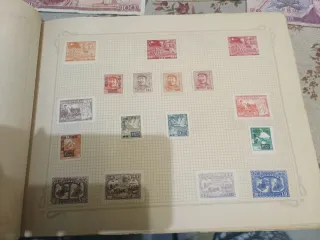 Álbum de Sellos Antiguo más sellos a colocar