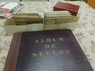 Álbum de Sellos Antiguo más sellos a colocar