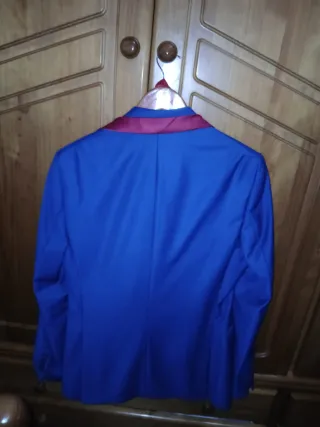 Traje de vestir azul con corbata roja y pajarita