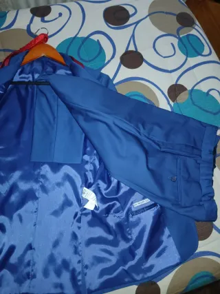 Traje de vestir azul con corbata roja y pajarita