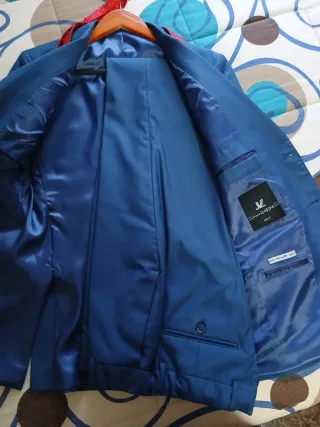 Traje de vestir azul con corbata roja y pajarita