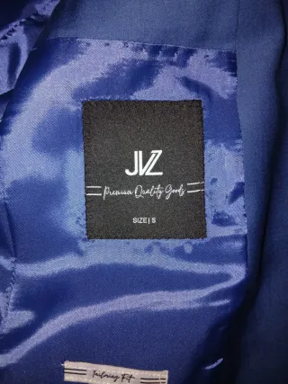 Traje de vestir azul con corbata roja y pajarita