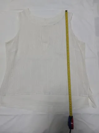 Camisa blanca sin mangas con detalle