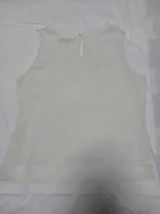 Camisa blanca sin mangas con detalle