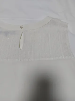 Camisa blanca sin mangas con detalle