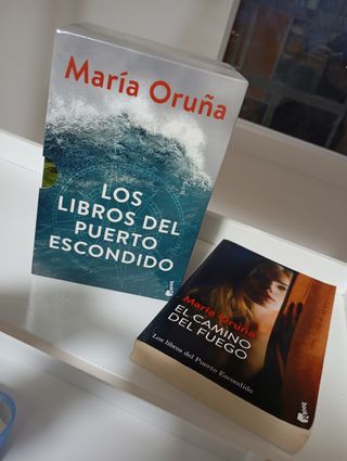 Saga Puerto Escondido de María Oruña