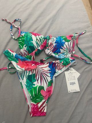 Conjunto bikini y pareo estampado