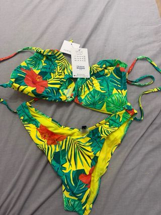 Conjunto bikini y pareo estampado