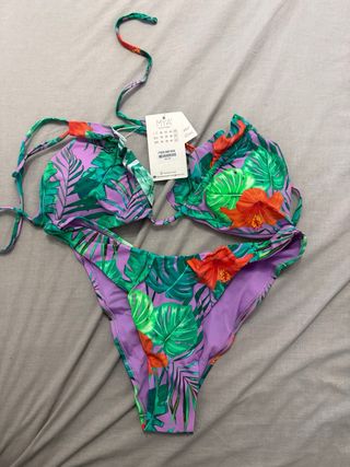Conjunto bikini y pareo estampado