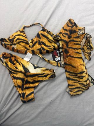 Conjunto bikini y pareo estampado