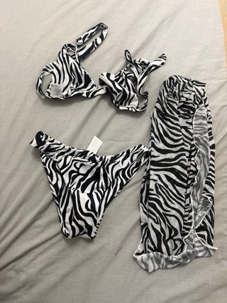 Conjunto bikini y pareo estampado
