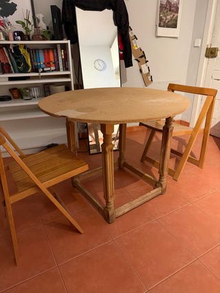 Mesa redonda y 2 sillas plegables