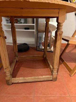 Mesa redonda y 2 sillas plegables