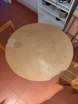 Mesa redonda y 2 sillas plegables