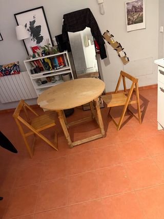 Mesa redonda y 2 sillas plegables