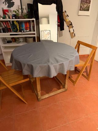 Mesa redonda y 2 sillas plegables