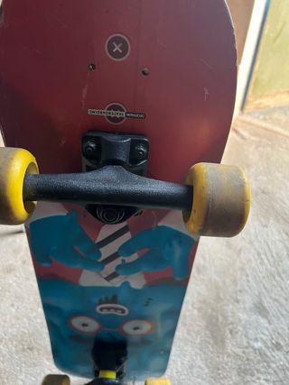 Skate Negro con Huellas Rosa y Azul