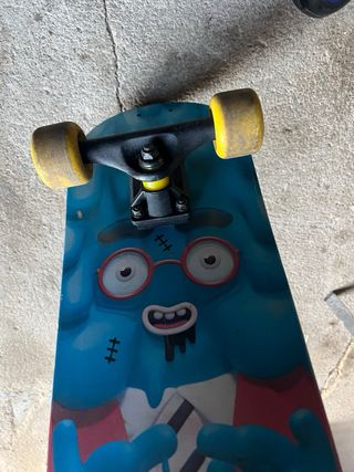 Skate Negro con Huellas Rosa y Azul