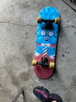 Skate Negro con Huellas Rosa y Azul