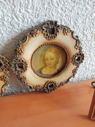 Cuadro pequeño de motivos religiosos.