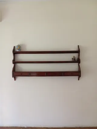 Piccola libreria sospesa in legno