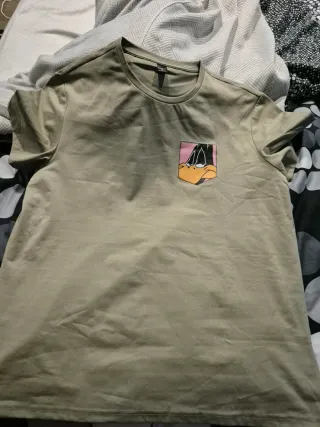 Camiseta verde con estampado de Pato Lucas