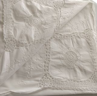 Mantel blanco con bordado