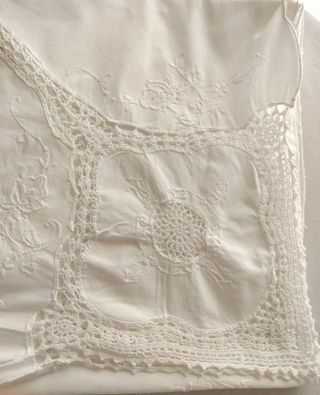 Mantel blanco con bordado