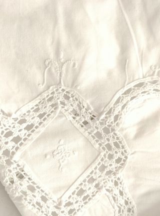 Mantel blanco con bordado
