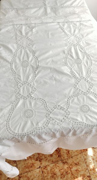 Mantel blanco con bordado