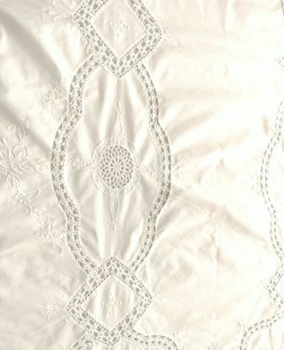 Mantel blanco con bordado