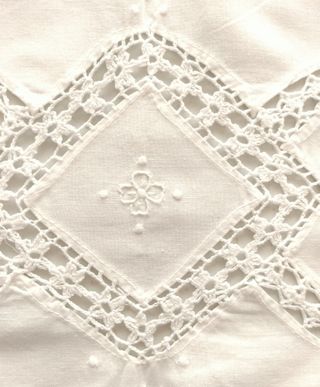Mantel blanco con bordado